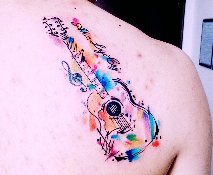 后背五彩缤纷的吉他纹身图案