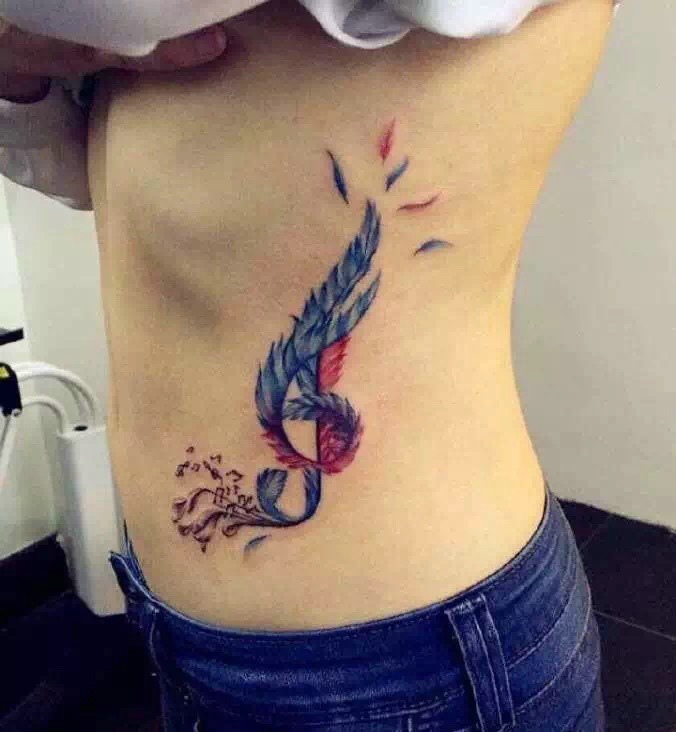 女士侧腰部性感的彩色纹身图案