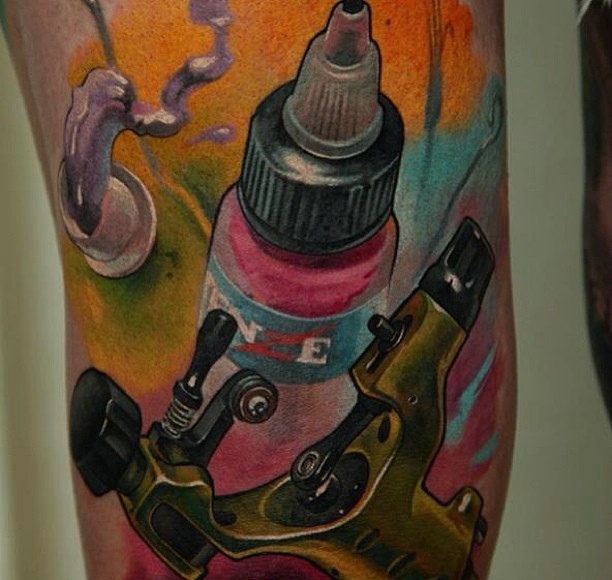 大臂彩色工具纹身图案很个性