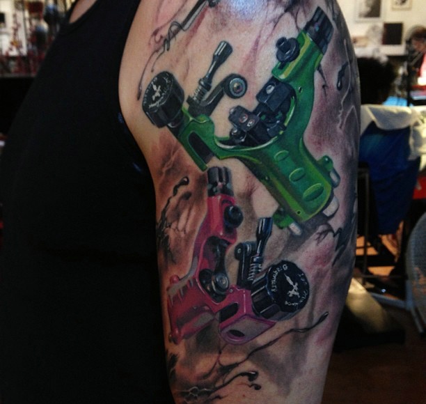 大臂彩色工具纹身图案很个性