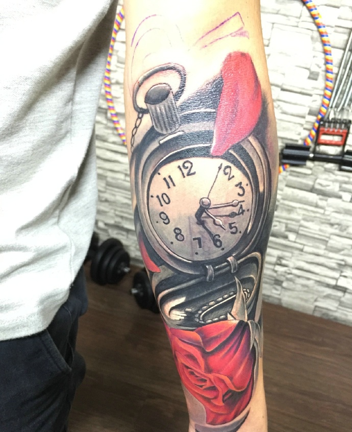 手臂外侧个性钟表纹身图案