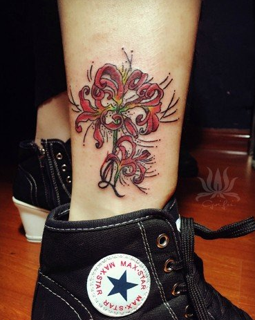 小腿上美丽的彼岸花纹身图案
