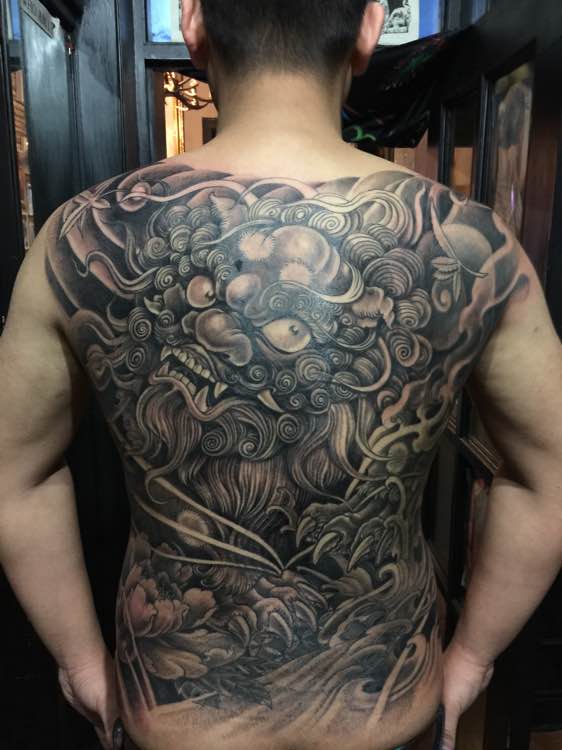 满背黑灰唐狮纹身图案