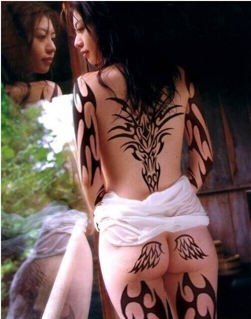 个性时尚美女满背图腾纹身