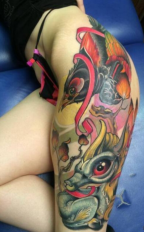 女性臀部腿部彩色纹身图案