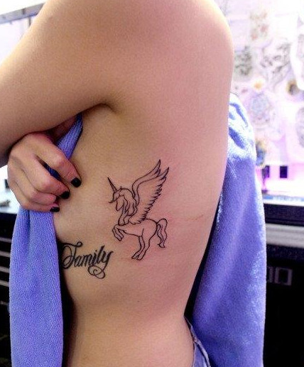 女神胸侧独角兽纹身图片