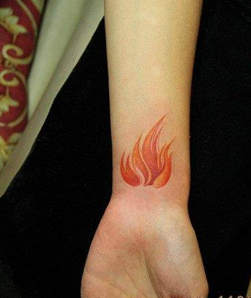 靓妹手腕处好看的彩色火焰纹身图案