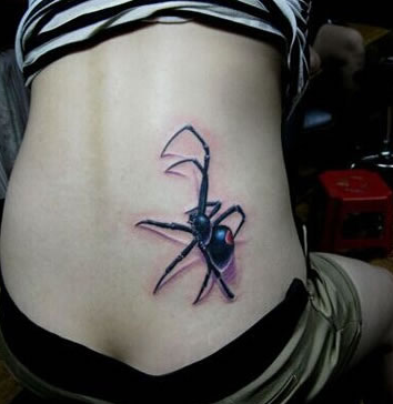 腰部上逼真的蜘蛛纹身图案