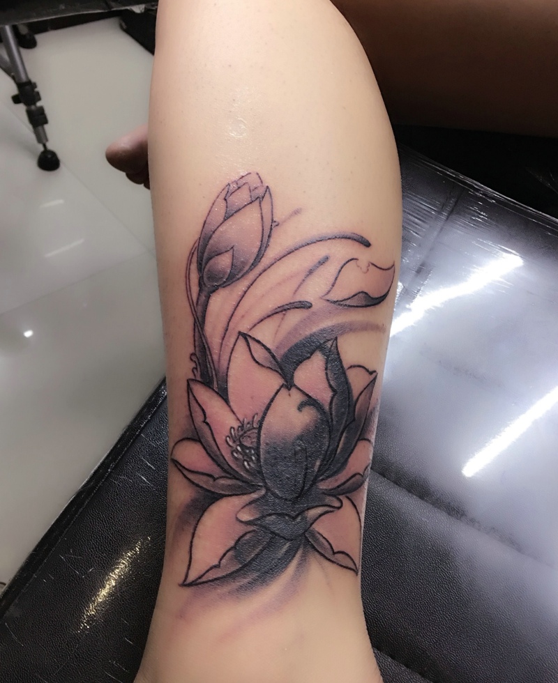腿部莲花纹身图案让你念念不忘