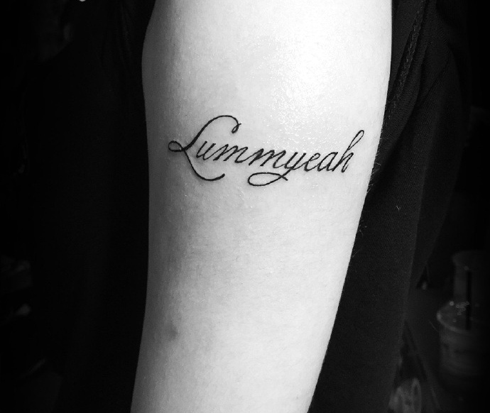 大臂简约耐看的英文纹身图案