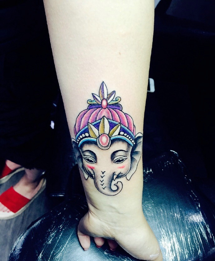 手臂精致清晰的彩色小象神纹身图案