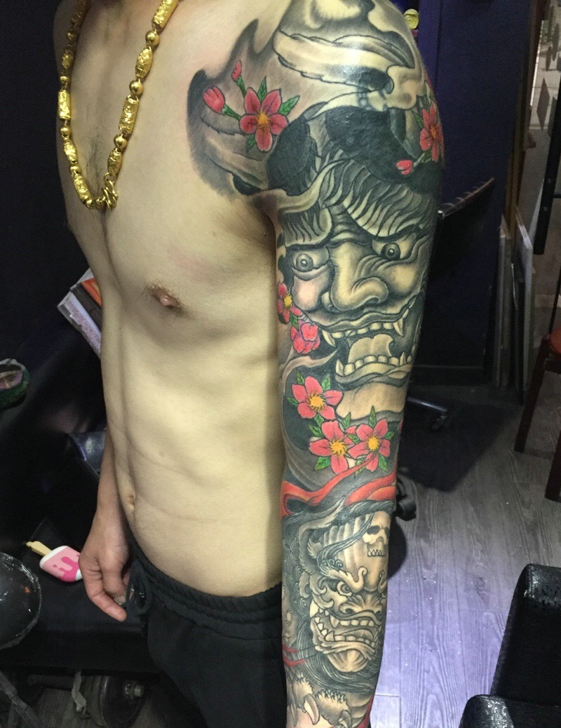 花臂经典十足的彩色般若纹身图案