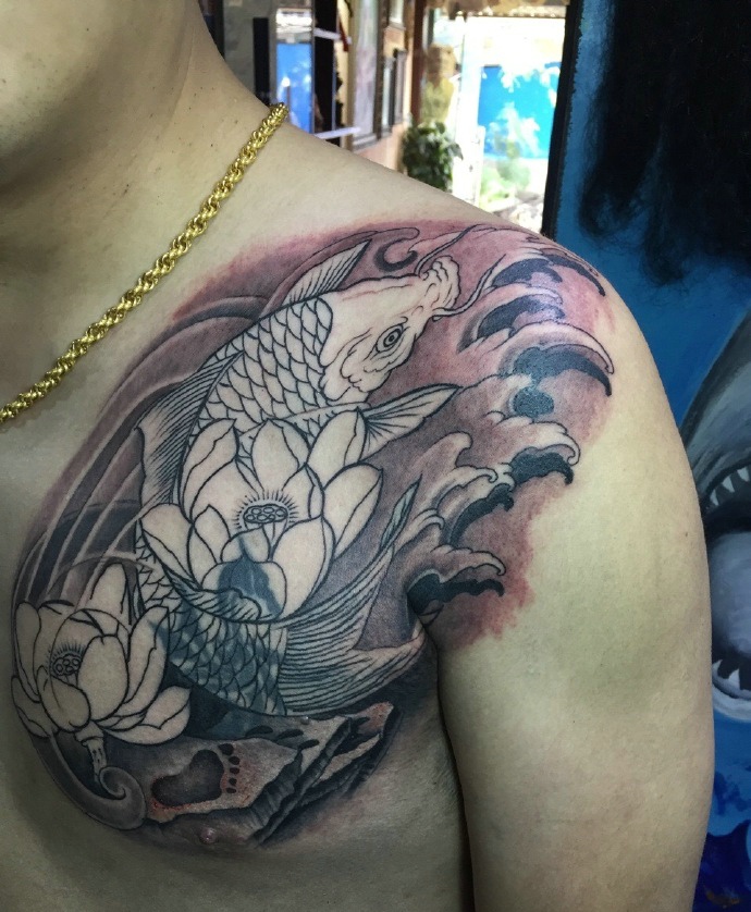 男士胸前黑白鲤鱼纹身刺青朝气勃勃