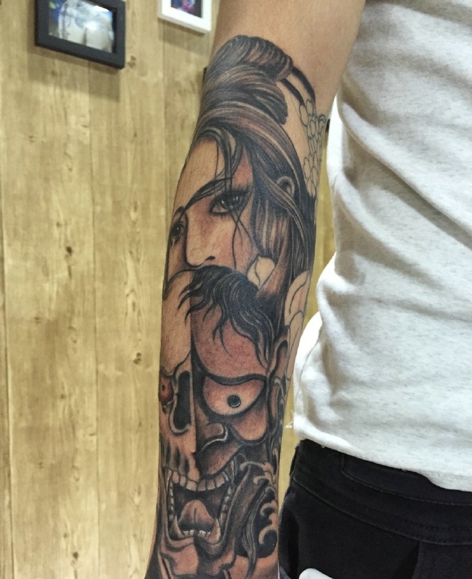 手臂黑灰花妓与般若一起的纹身图案