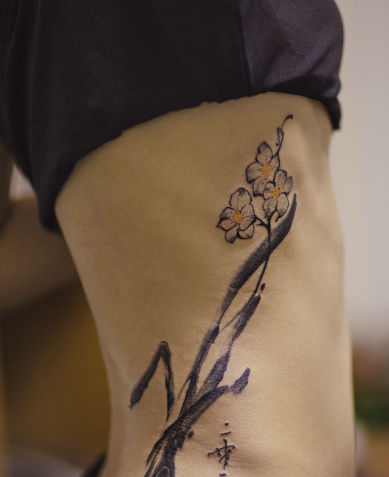 处在侧腰部的水墨花朵纹身图案