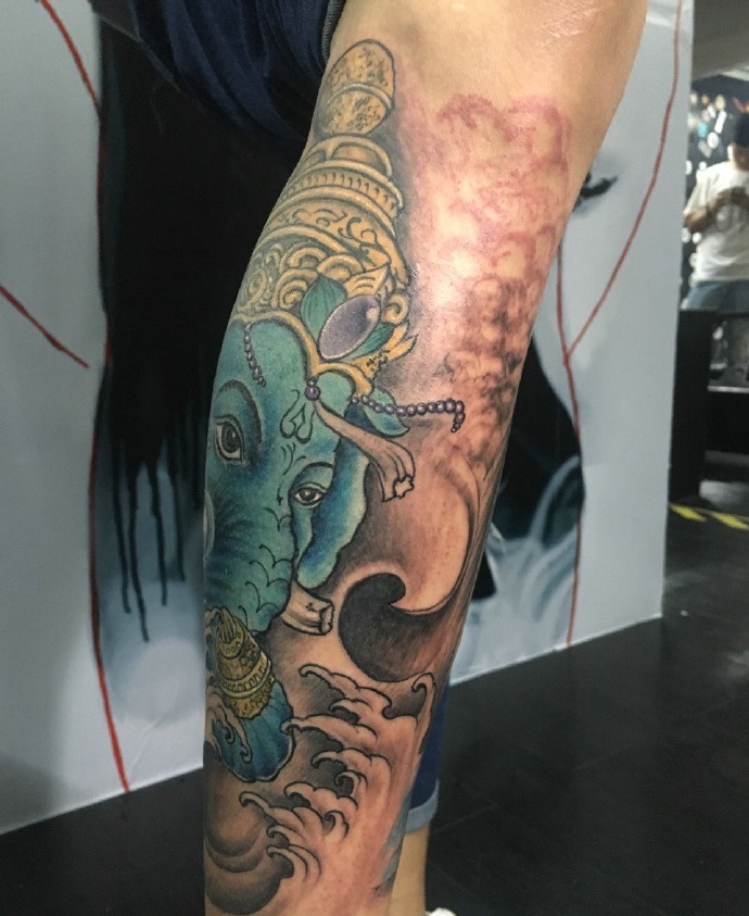 包小腿彩色象神纹身图案