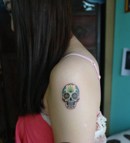 女生手臂精美小巧的欧美骷髅纹身图案