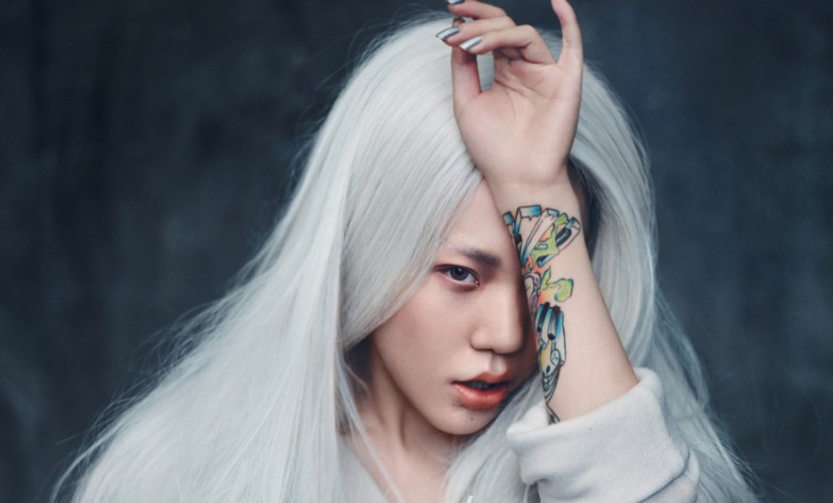 吴莫愁白发魔女造型,秀手臂彩绘纹身