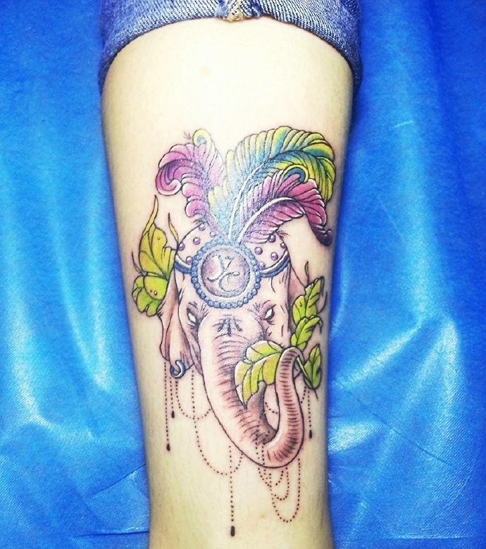 耐看型的腿部彩色象神纹身图案