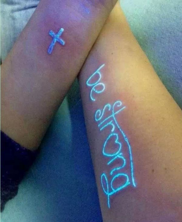 手臂荧光英文字纹身图案