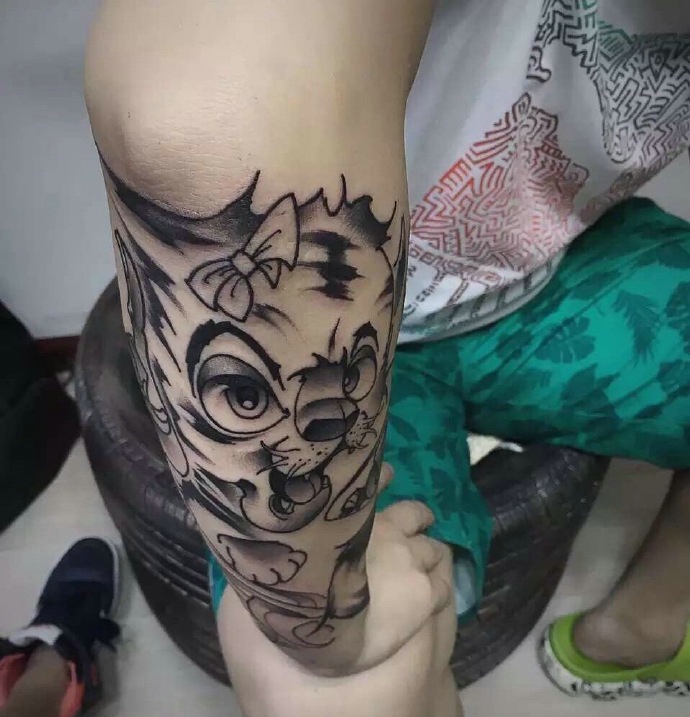 可爱调皮的手臂黑白猴子纹身图案