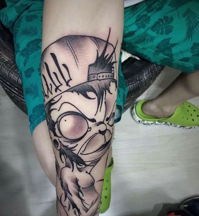 可爱调皮的手臂黑白猴子纹身图案