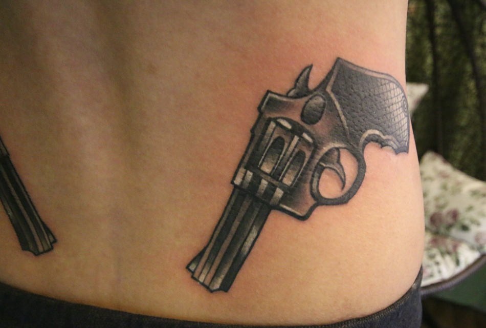 后背两把明亮的水枪纹身图案