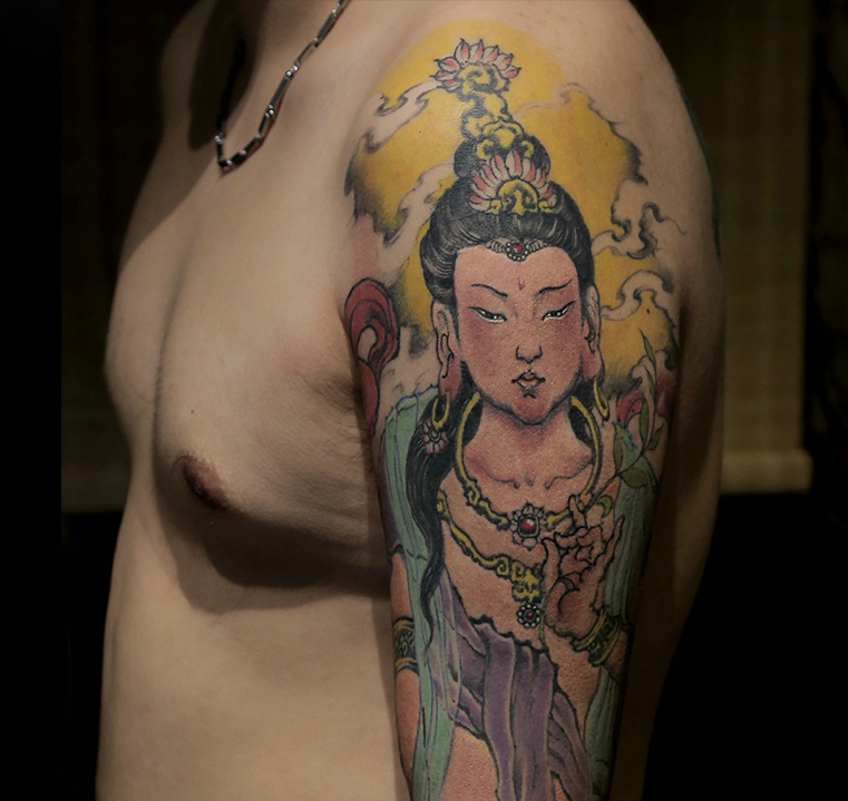 大臂彩色观音纹身图案个性无比