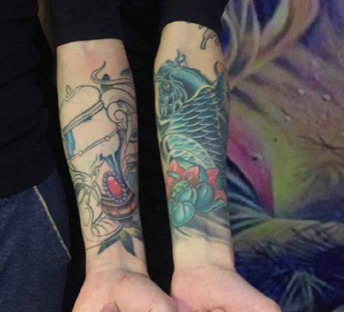 拼接而成的手臂彩色纹身刺青