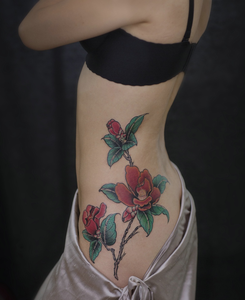 细小的侧腰部有着美丽花朵纹身刺青