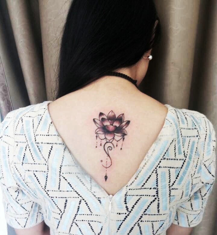 长发女生脊椎部一朵莲花纹身图案