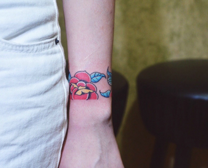 很有创意感的手臂彩色纹身图案