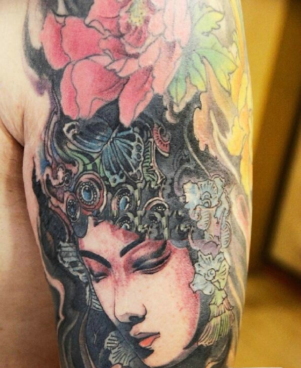 经典美好的大臂彩色花旦纹身图案