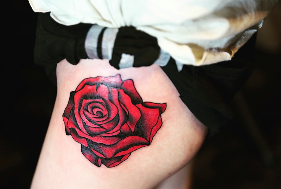 落在臀部的一朵红玫瑰纹身图案性感诱人