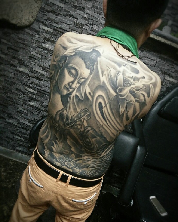 如来佛与鲤鱼结合的满背纹身图案