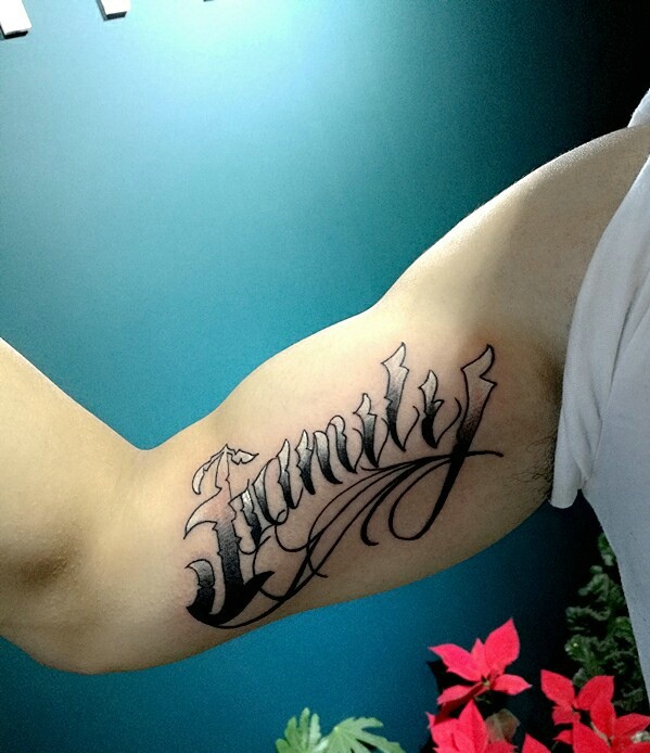 隐藏在手臂内侧的个性英文纹身图案