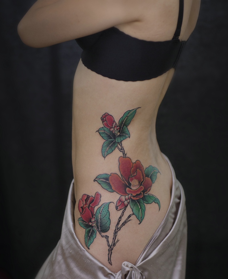 身材极好的女神侧腰部花朵纹身图案