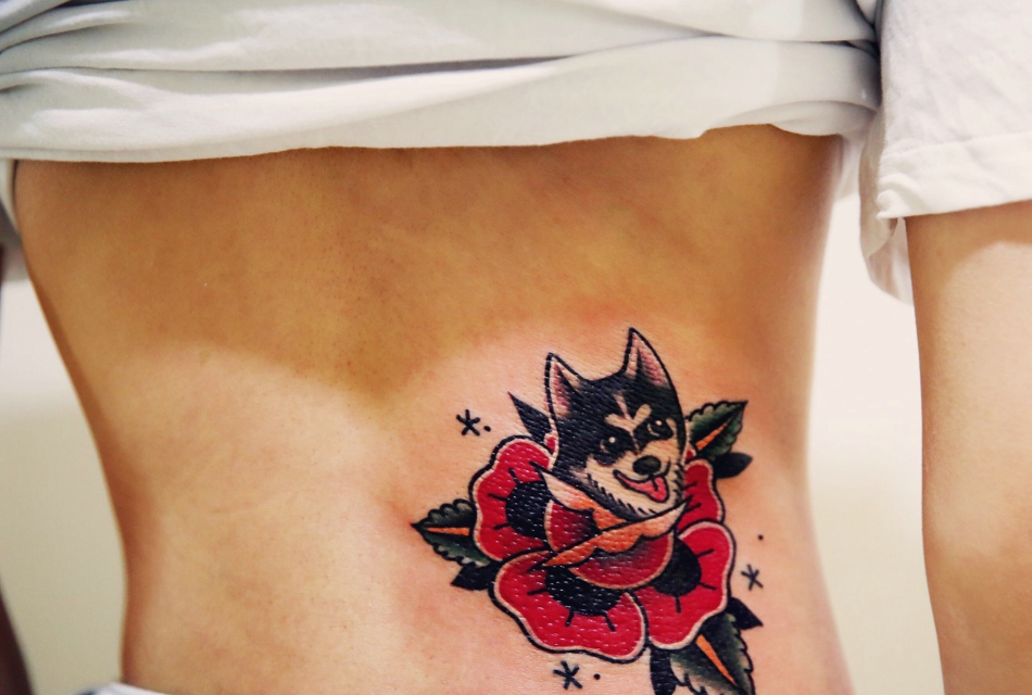 女士腰背上的二汪与花朵结合的纹身图案