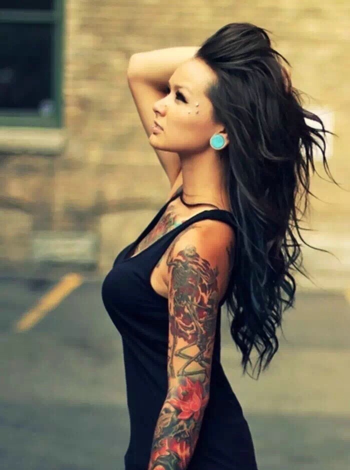 欧美女性时尚花臂纹身图案很抢眼