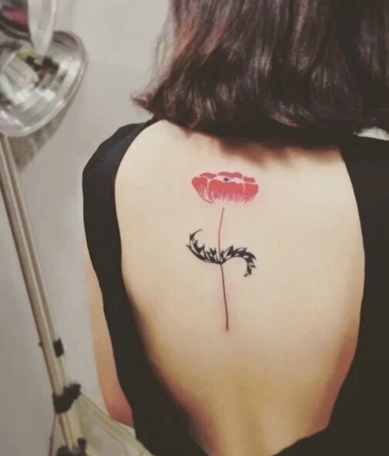 女生脊椎部有着时尚漂亮的纹身图案