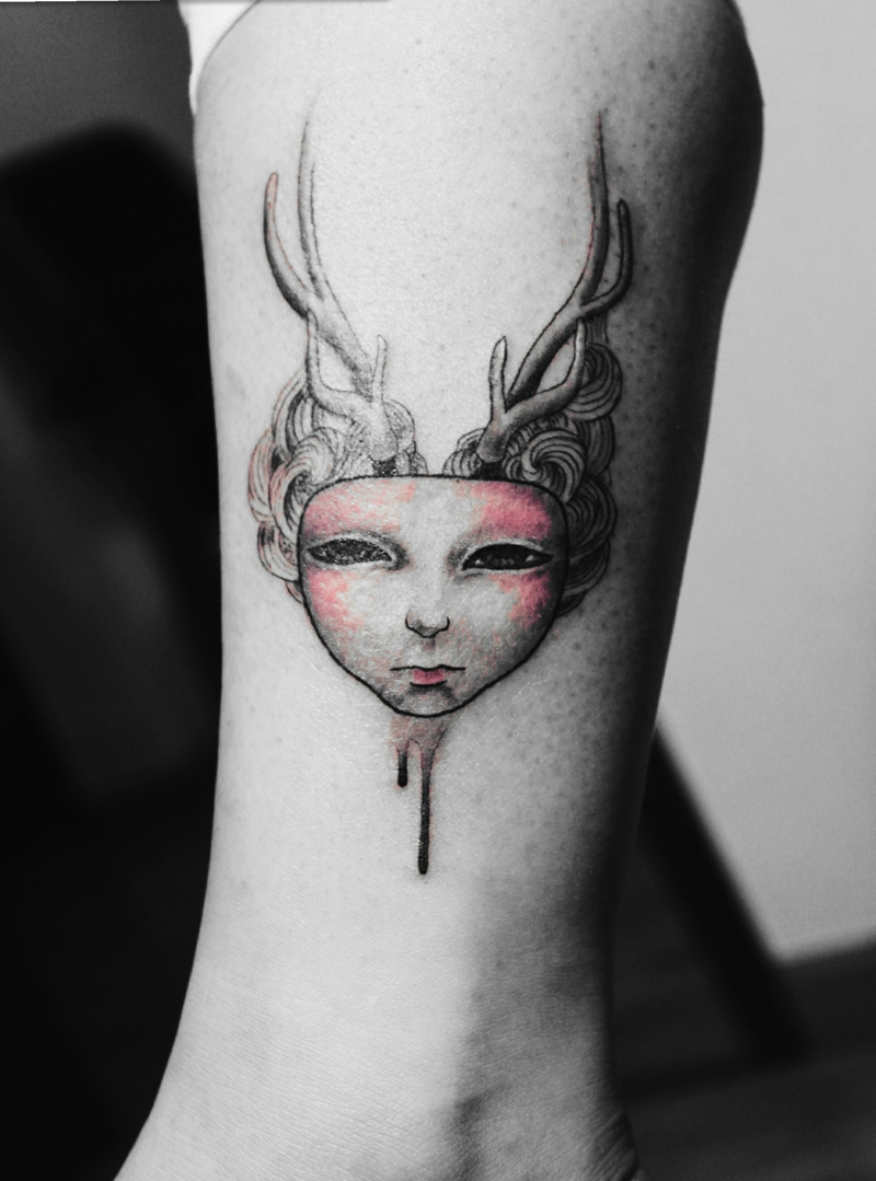 人头鹿角的怪异图案纹身