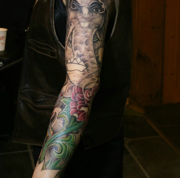 遮盖整个手臂的彩色象纹身刺青