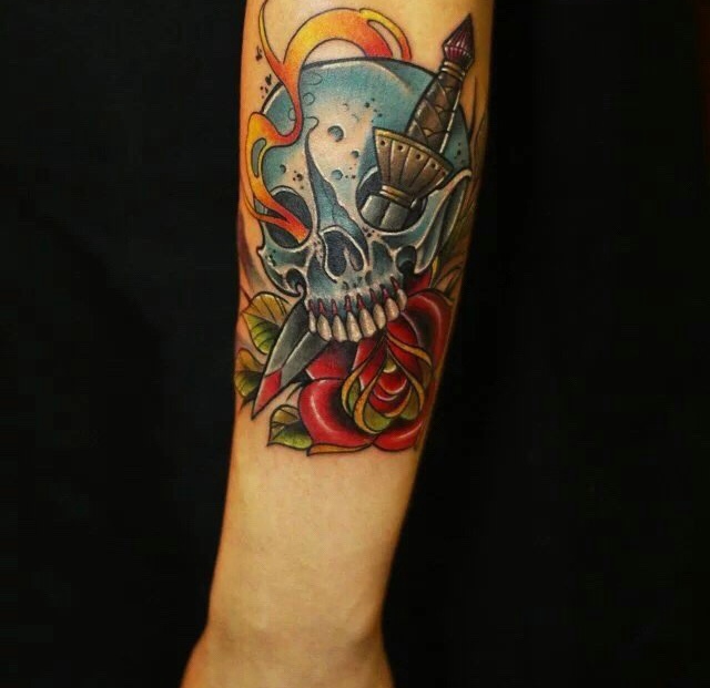 匕首穿刺骷髅手臂纹身图案夺夺逼人