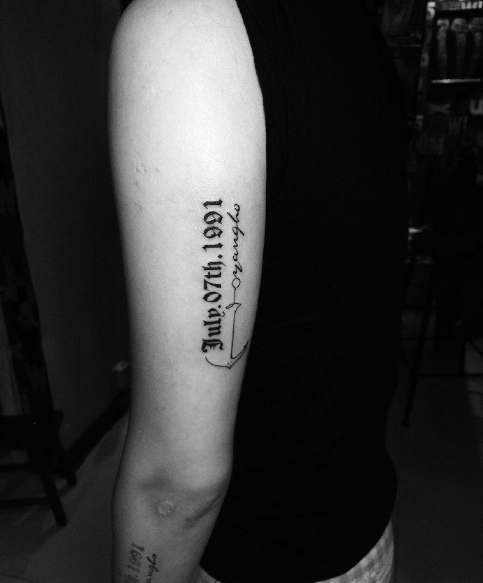 手臂外侧英文单词与数字一起的纹身图案