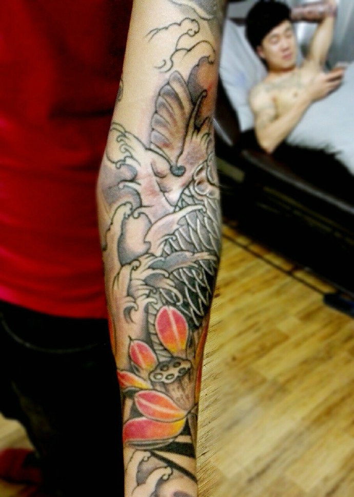 花臂彩色鲤鱼纹身图案青春活力十足