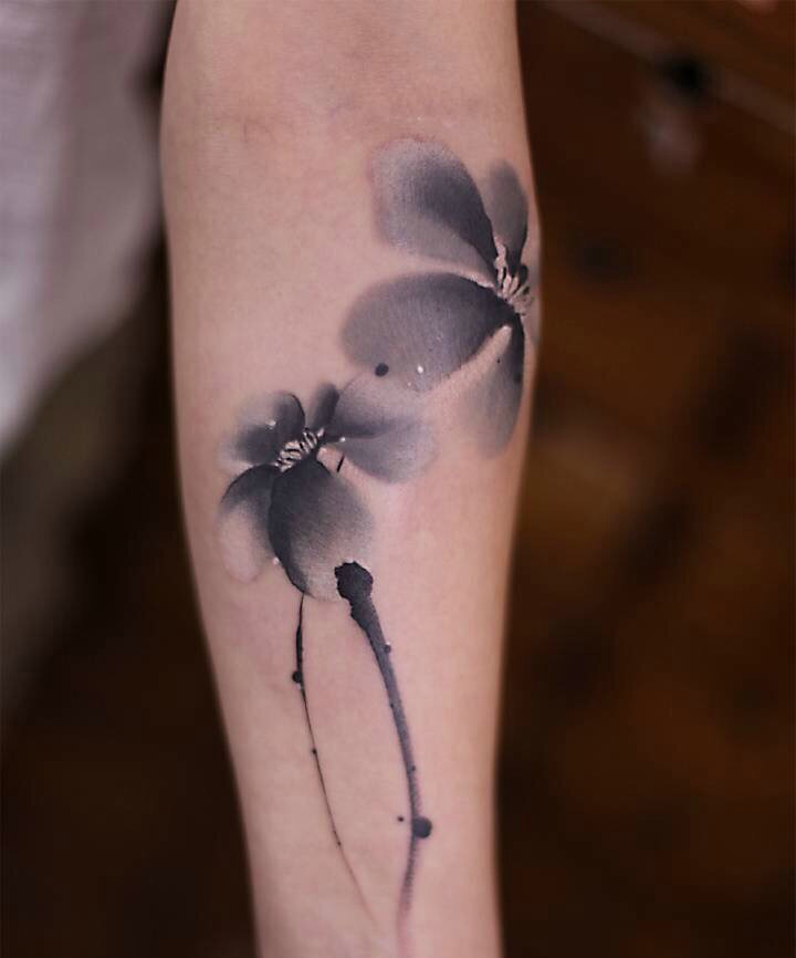 两款颜色不一的手臂花朵纹身图案
