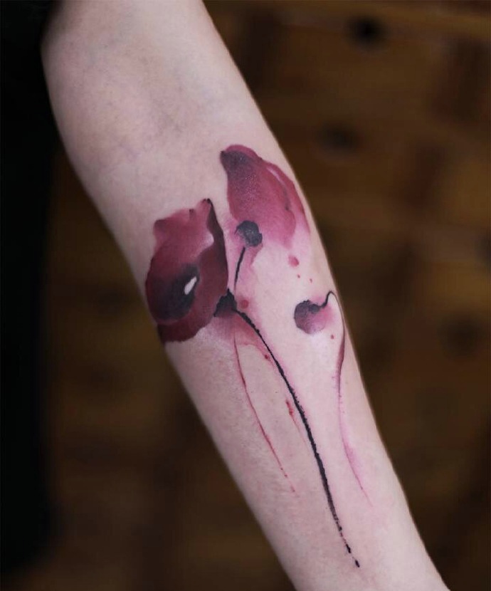 两款颜色不一的手臂花朵纹身图案