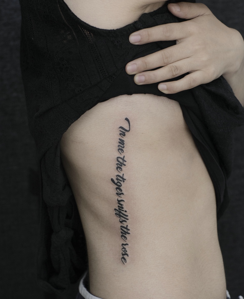 隐藏在侧腰部的简单英文纹身图片