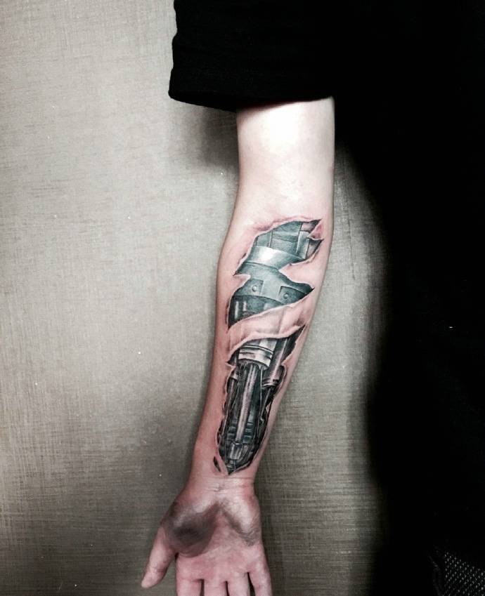 手臂狂野十足的3d机械纹身图案