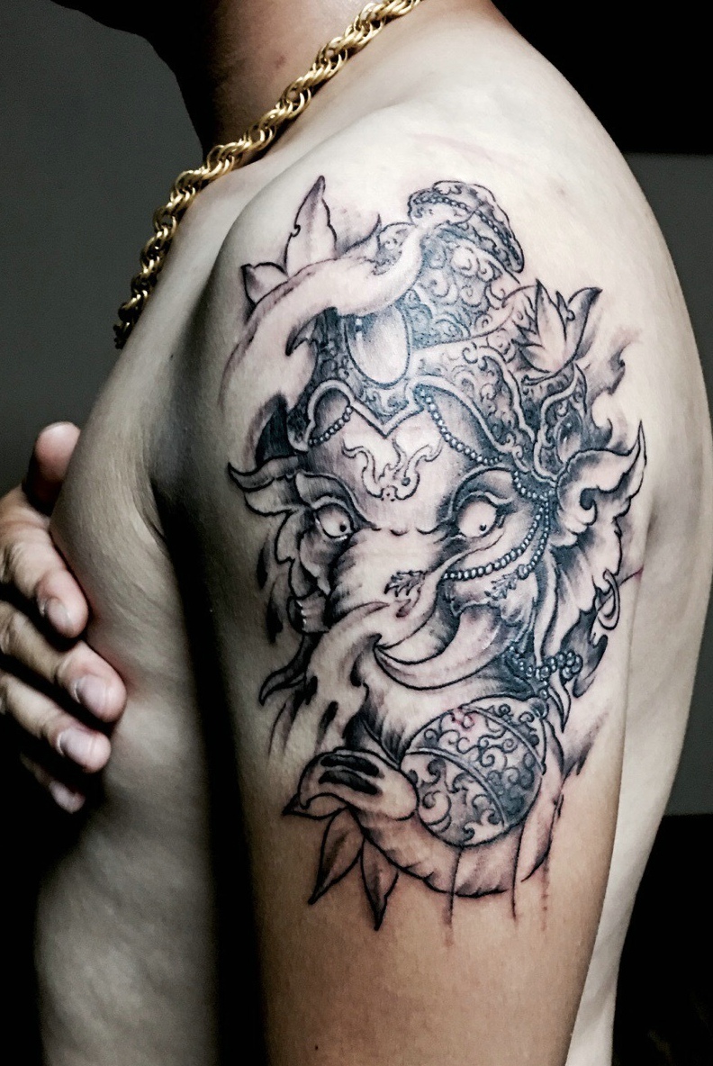 现代化的大臂黑白象神纹身图案